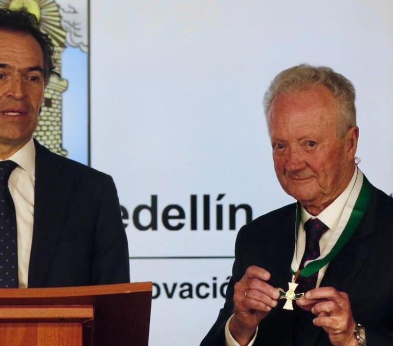 Arturo Calle recibió reconocimiento en Medellín e hizo millonaria donación para los afectados por la ola invernal
