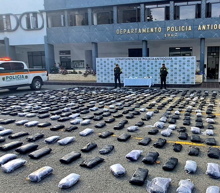 Un hombre fue capturado con más de media tonelada de marihuana escondida en la carga de un camión en Antioquia