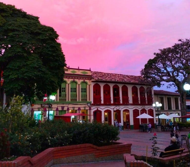 este es el pueblo colonial antioqueño que enamora por su clima, museos, historia y paisajes