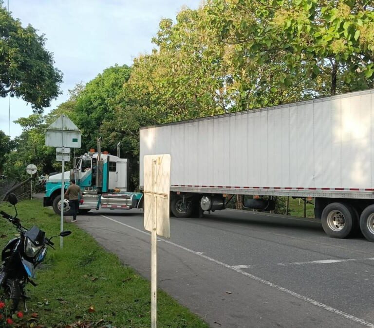 Cierre total en importante vía del Bajo Cauca antioqueño por protestas a raíz de operativos contra minería ilegal