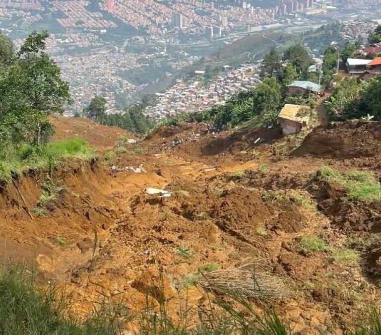muertos por tragedia ascienden a 13 y hay 15 desaparecidos