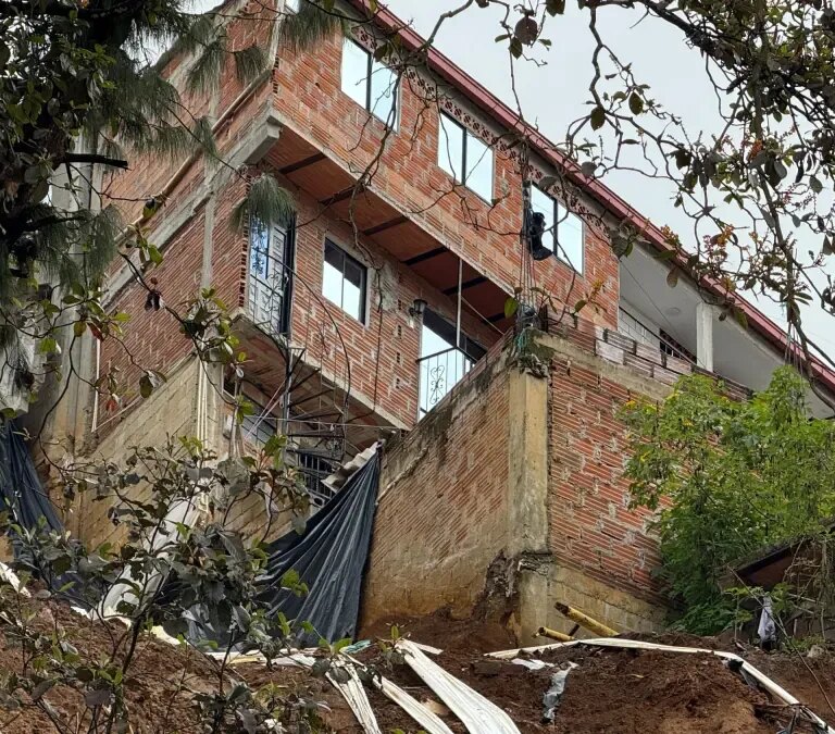 polémica en Villatina por demolición de 23 viviendas que están en riesgo
