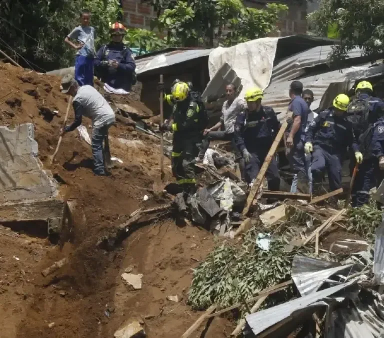 Muertes por deslizamiento en Antioquia ascienden a 23; continúan labores de búsqueda